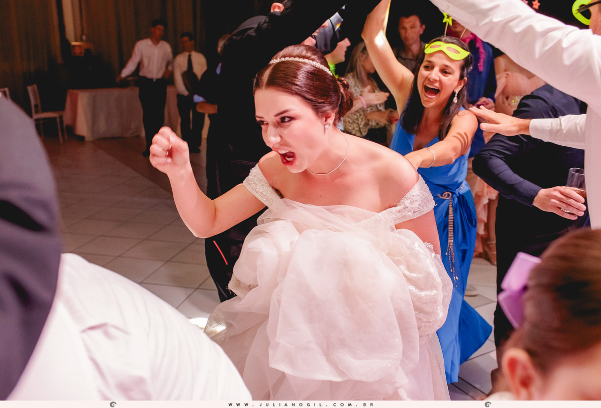 Recepção casamento Maiara Lupepsa e Renan Baran fotógrafo juliano gil prudentópolis paraná paróquia são josafat irati fotografia de casamento noiva decoração madrinhas padrinhos eduardo krezanoski banda interprise gravata sapato show banda vesselka dança