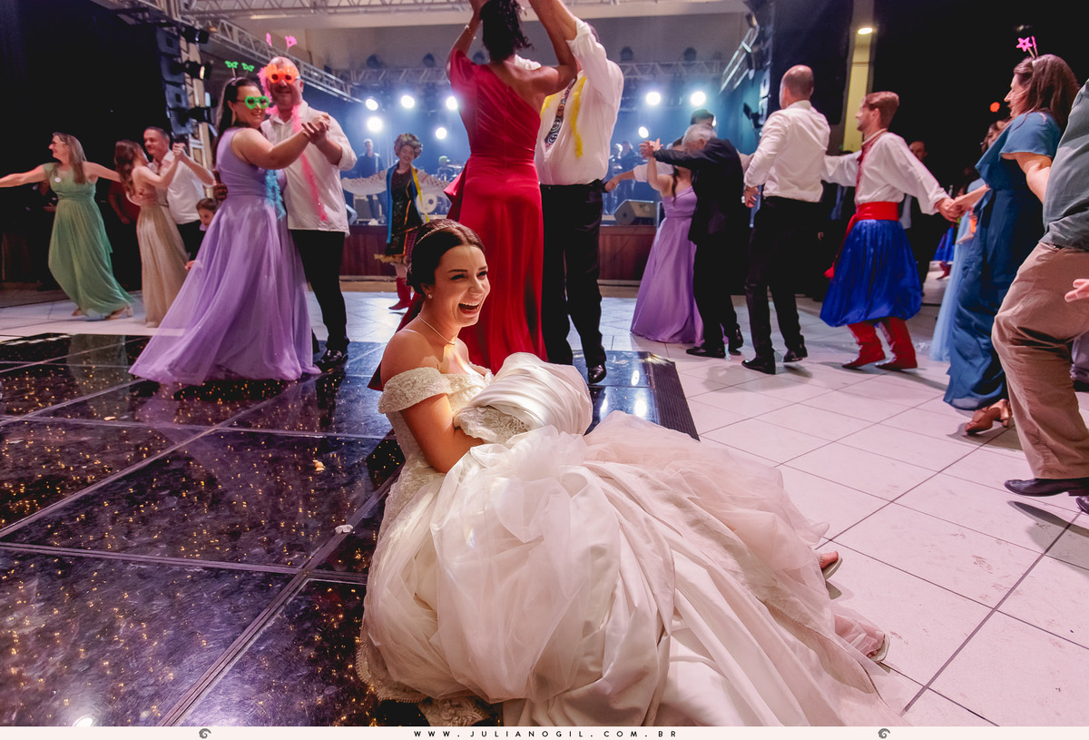 Recepção casamento Maiara Lupepsa e Renan Baran fotógrafo juliano gil prudentópolis paraná paróquia são josafat irati fotografia de casamento noiva decoração madrinhas padrinhos eduardo krezanoski banda interprise gravata sapato show banda vesselka dança