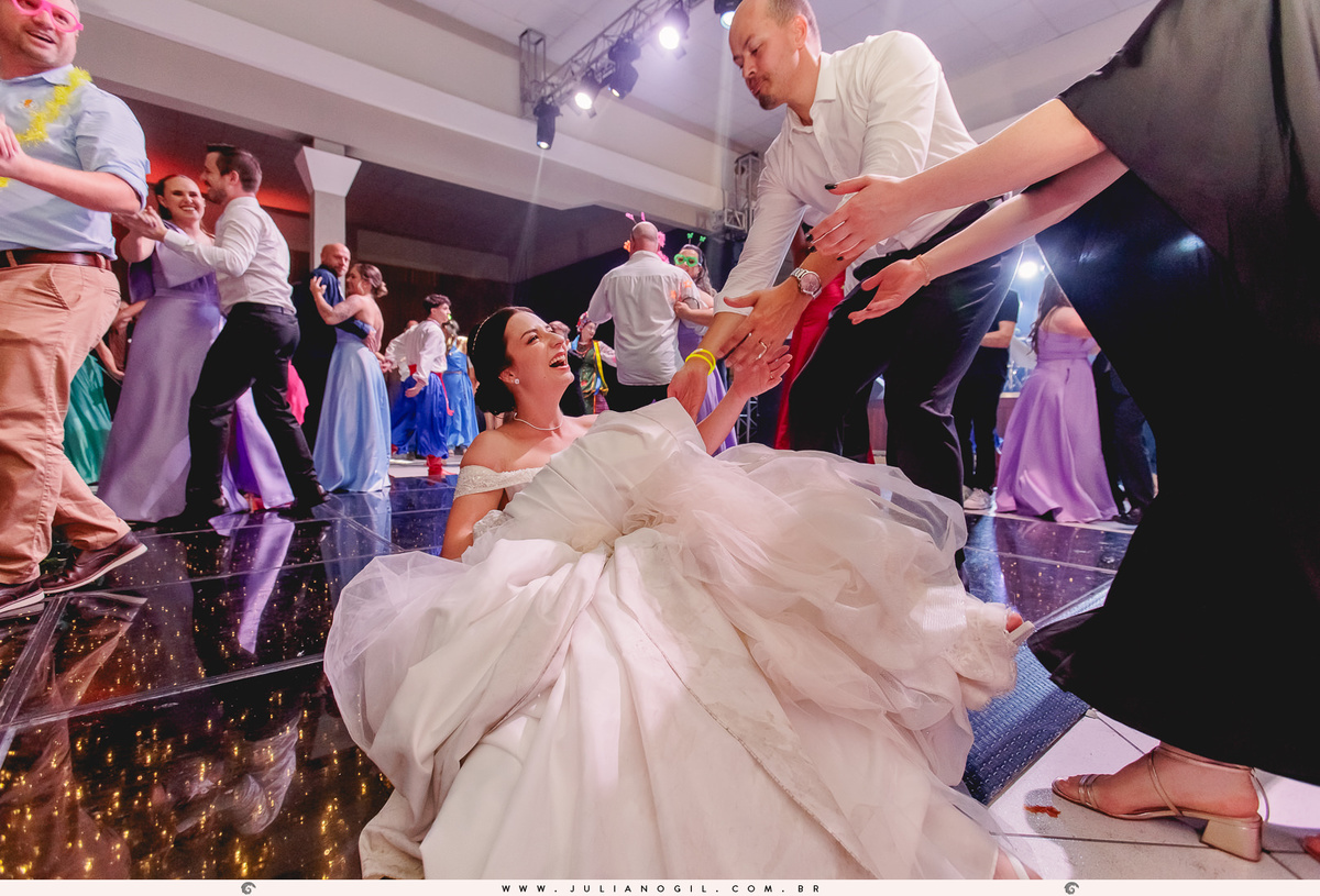 Recepção casamento Maiara Lupepsa e Renan Baran fotógrafo juliano gil prudentópolis paraná paróquia são josafat irati fotografia de casamento noiva decoração madrinhas padrinhos eduardo krezanoski banda interprise gravata sapato show banda vesselka dança