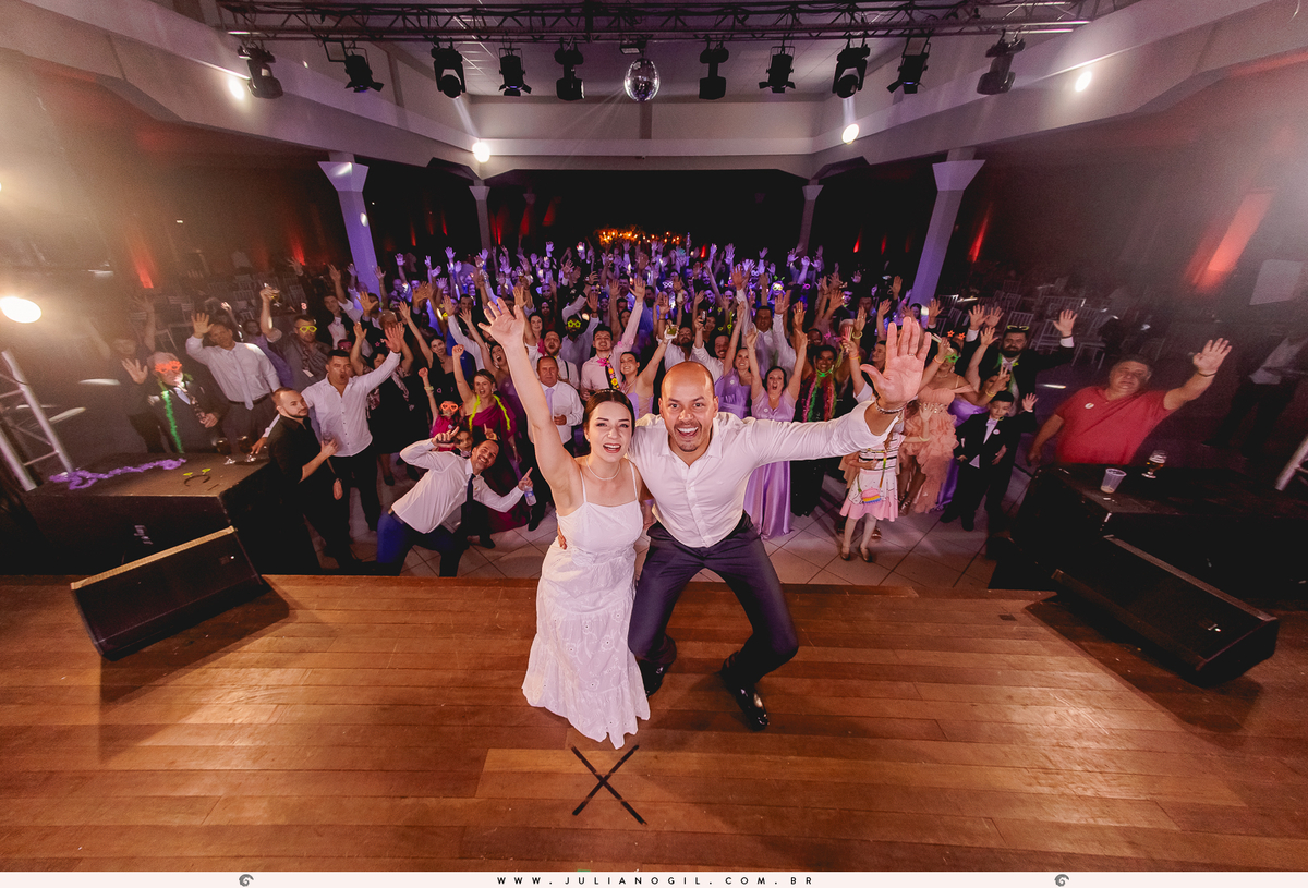 Recepção casamento Maiara Lupepsa e Renan Baran fotógrafo juliano gil prudentópolis paraná paróquia são josafat irati fotografia de casamento noiva decoração madrinhas padrinhos eduardo krezanoski banda interprise gravata sapato show banda vesselka dança