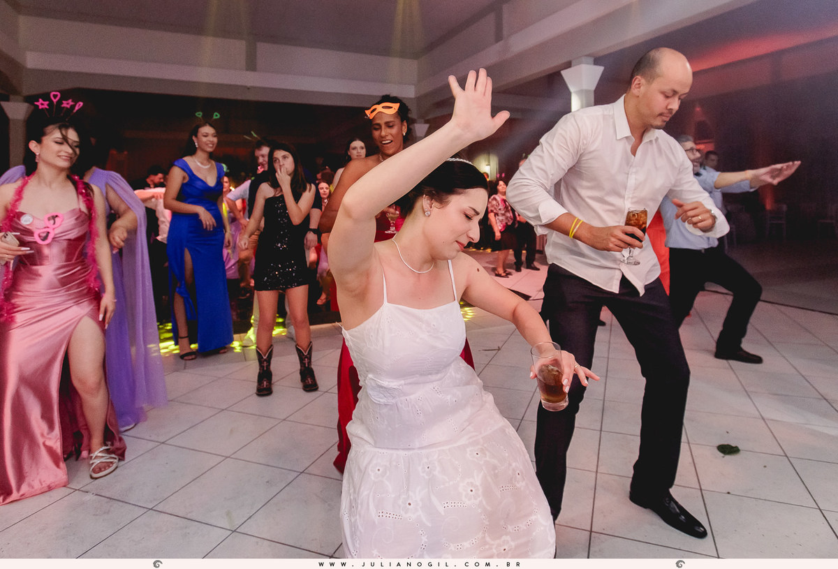 Recepção casamento Maiara Lupepsa e Renan Baran fotógrafo juliano gil prudentópolis paraná paróquia são josafat irati fotografia de casamento noiva decoração madrinhas padrinhos eduardo krezanoski banda interprise gravata sapato show banda vesselka dança