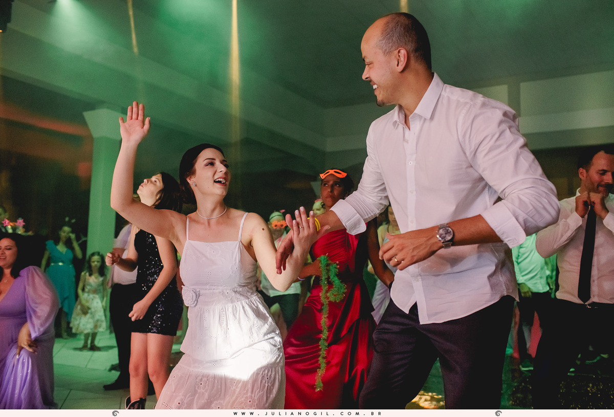 Recepção casamento Maiara Lupepsa e Renan Baran fotógrafo juliano gil prudentópolis paraná paróquia são josafat irati fotografia de casamento noiva decoração madrinhas padrinhos eduardo krezanoski banda interprise gravata sapato show banda vesselka dança