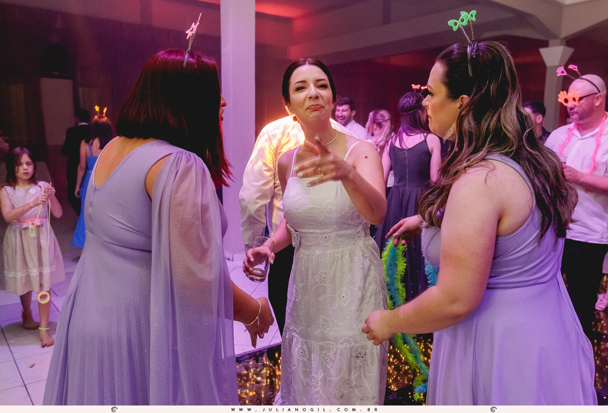 Recepção casamento Maiara Lupepsa e Renan Baran fotógrafo juliano gil prudentópolis paraná paróquia são josafat irati fotografia de casamento noiva decoração madrinhas padrinhos eduardo krezanoski banda interprise gravata sapato show banda vesselka dança