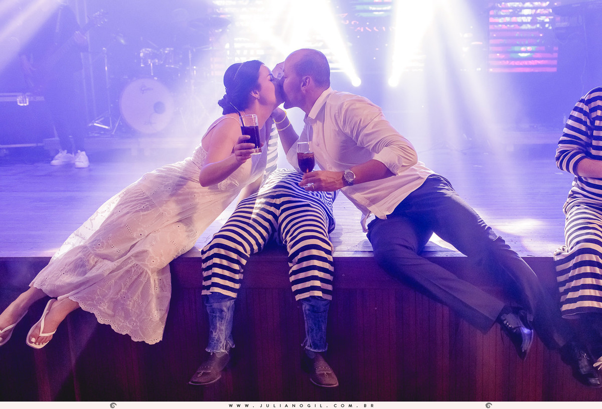 Recepção casamento Maiara Lupepsa e Renan Baran fotógrafo juliano gil prudentópolis paraná paróquia são josafat irati fotografia de casamento noiva decoração madrinhas padrinhos eduardo krezanoski banda interprise gravata sapato show banda vesselka dança