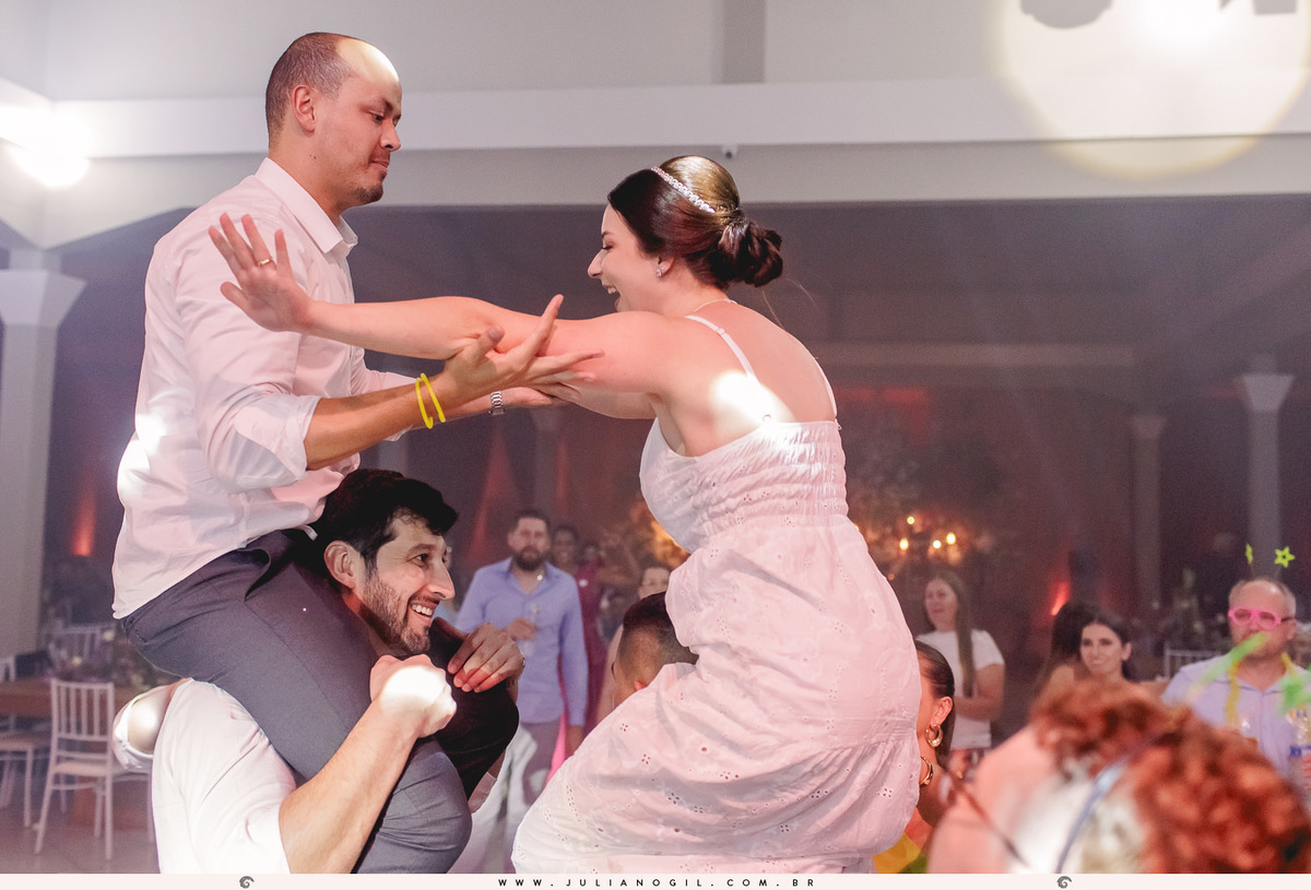 Recepção casamento Maiara Lupepsa e Renan Baran fotógrafo juliano gil prudentópolis paraná paróquia são josafat irati fotografia de casamento noiva decoração madrinhas padrinhos eduardo krezanoski banda interprise gravata sapato show banda vesselka dança