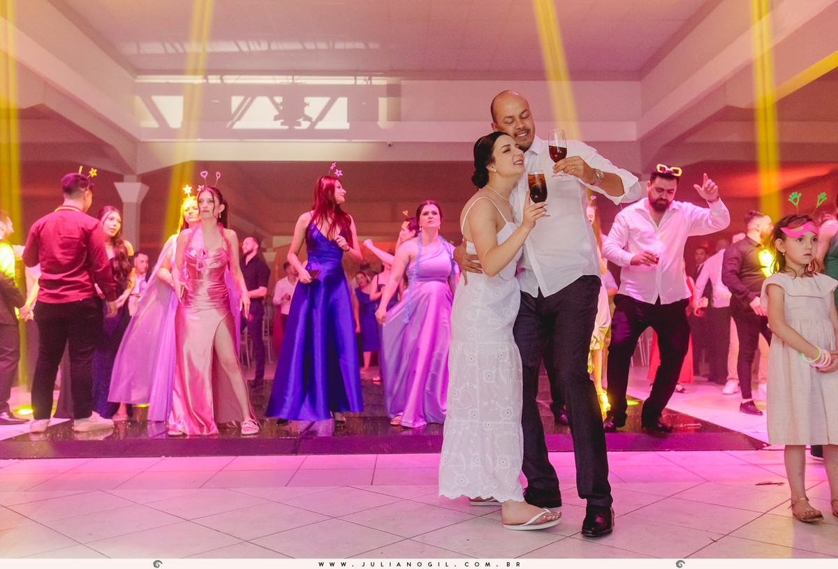 Recepção casamento Maiara Lupepsa e Renan Baran fotógrafo juliano gil prudentópolis paraná paróquia são josafat irati fotografia de casamento noiva decoração madrinhas padrinhos eduardo krezanoski banda interprise gravata sapato show banda vesselka dança