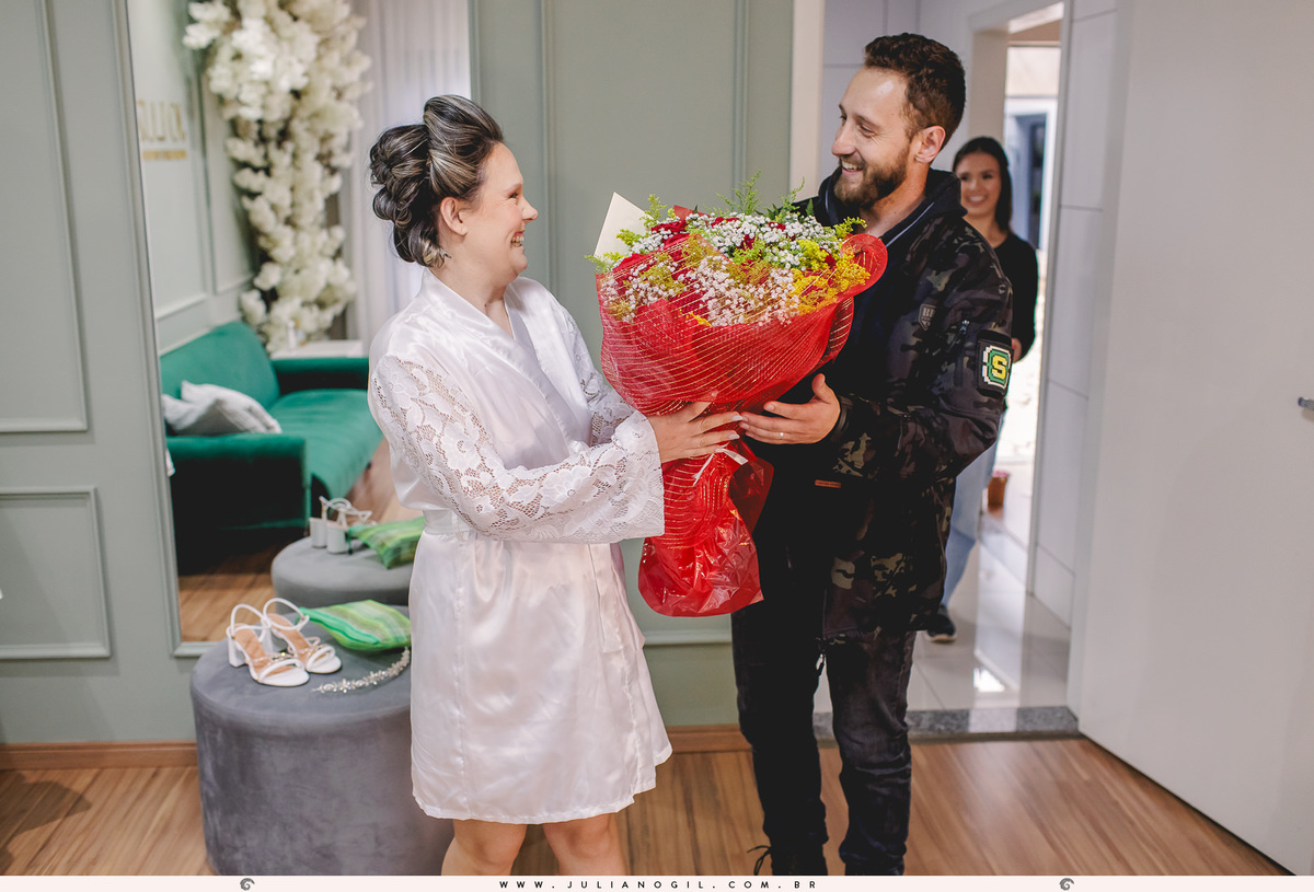 making of noiva fotografia de casamento igreja fotógrafo juliano gil cerimônia Adriana e Rodrigo irati paraná ponta grossa curitiba prudentópolis decoração recepção festa noiva noivo buquê canto verde eventos bride wedding maquiagem terno  