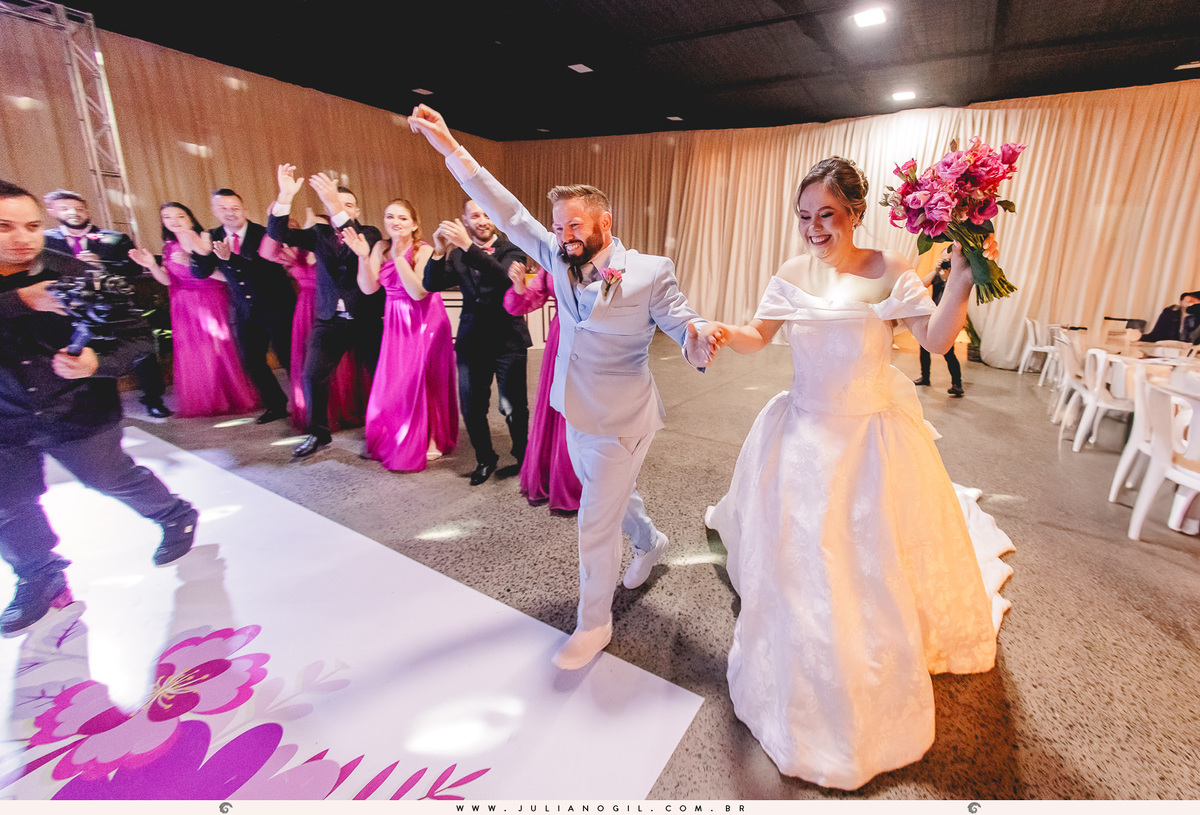 fotografia de casamento igreja fotógrafo juliano gil cerimônia Adriana e Rodrigo irati paraná ponta grossa curitiba prudentópolis decoração recepção festa noiva noivo buquê canto verde eventos bride wedding maquiagem terno cerimonial  