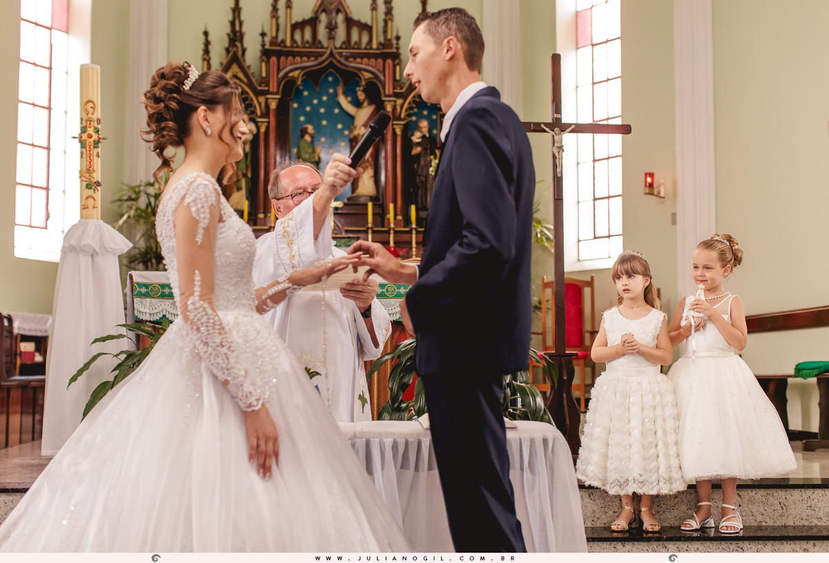 Cerimônia de casamento Marcia Juka e Mateus Sobanski  
fotógrafo juliano gil salão maquiagem casamento cerimônia mallet paraná irati ponta grossa vestido boudoir madrinhas noivo noiva igreja são pedro recepção jhons club padrinhos terno alianças