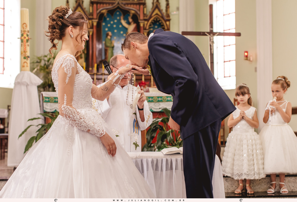 Cerimônia de casamento Marcia Juka e Mateus Sobanski  
fotógrafo juliano gil salão maquiagem casamento cerimônia mallet paraná irati ponta grossa vestido boudoir madrinhas noivo noiva igreja são pedro recepção jhons club padrinhos terno alianças