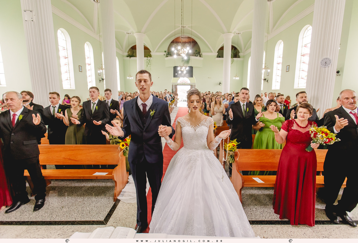 Cerimônia de casamento Marcia Juka e Mateus Sobanski  
fotógrafo juliano gil salão maquiagem casamento cerimônia mallet paraná irati ponta grossa vestido boudoir madrinhas noivo noiva igreja são pedro recepção jhons club padrinhos terno alianças