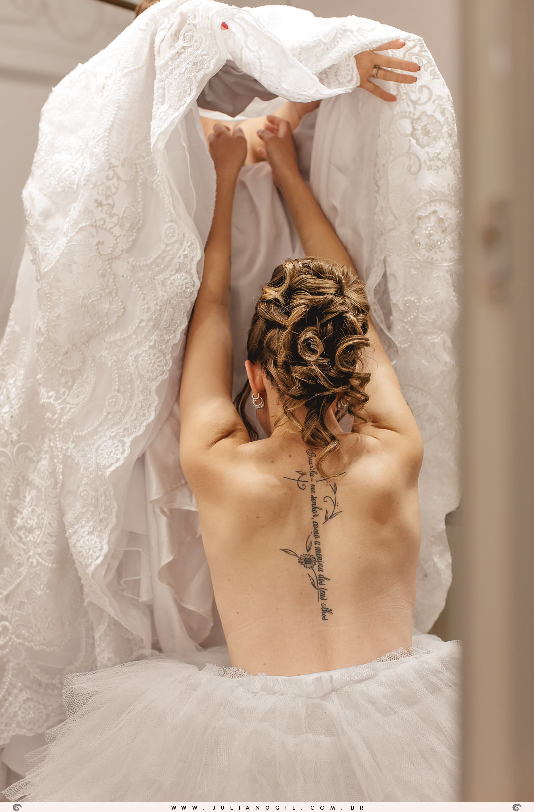 Making of da noiva Marcia Juka 
fotógrafo juliano gil salão maquiagem casamento cerimônia mallet paraná irati ponta grossa vestido boudoir madrinhas noivo Mateus Sobanski igreja são pedro recepção jhons club padrinhos terno alianças