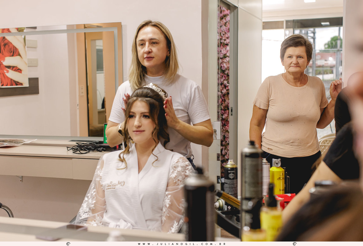 Making of da noiva Marcia Juka 
fotógrafo juliano gil salão maquiagem casamento cerimônia mallet paraná irati ponta grossa vestido boudoir madrinhas noivo Mateus Sobanski igreja são pedro recepção jhons club padrinhos terno alianças