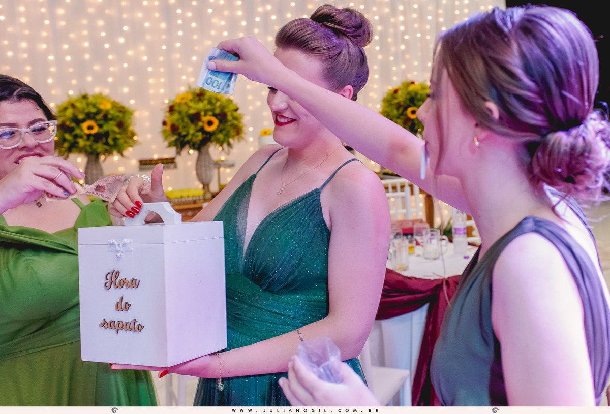 Cerimônia de casamento Marcia Juka e Mateus Sobanski  
fotógrafo juliano gil salão maquiagem casamento cerimônia mallet paraná irati ponta grossa vestido boudoir madrinhas noivo noiva igreja são pedro recepção jhons club padrinhos terno alianças