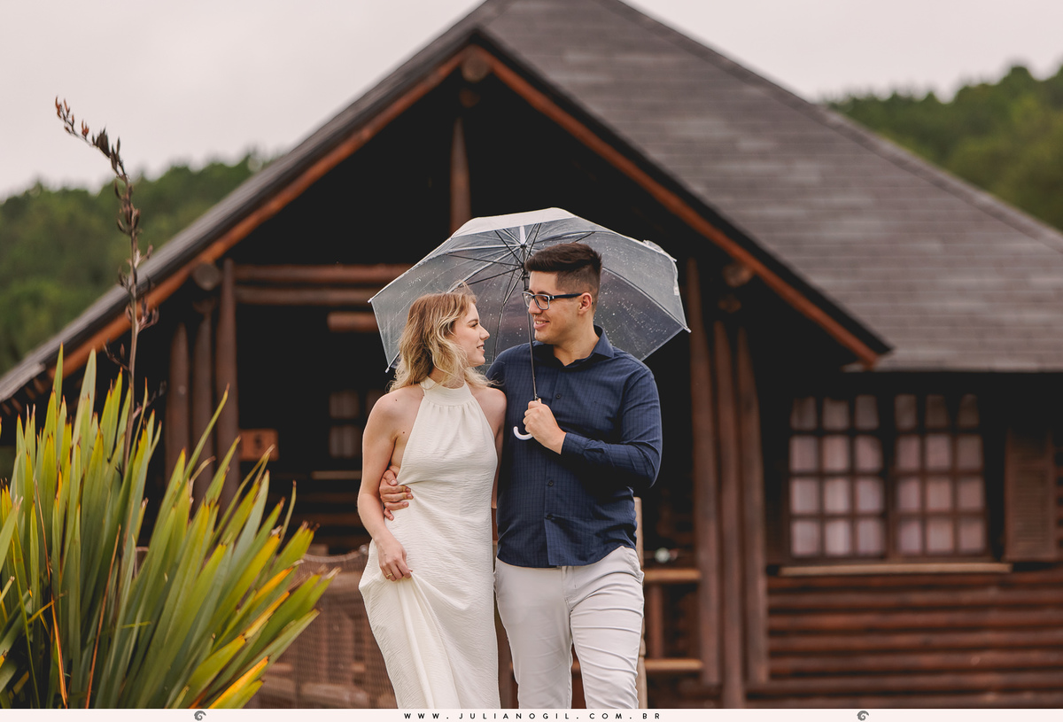 pré casamento fazenda virá charme resort fotógrafo juliano gil noiva noivo Emanuelle e Felipe chuva sol lago pescaria pôr do sol vestido guarda chuva pescaria pescador casa chalé irati paraná prudentópolis ponta grossa francisco beltrão 