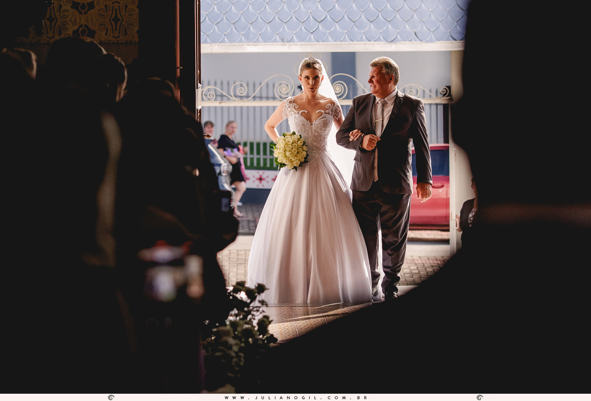 casamento Emanuelle e Felipe fotógrafo Juliano Gil igreja são josafat festa clube XVII madrinhas padrinhos noiva noivo prudentópolis paraná francisco beltrão rito ucraniano korovai recepção salão vip vestido de noiva brinde wedding bride