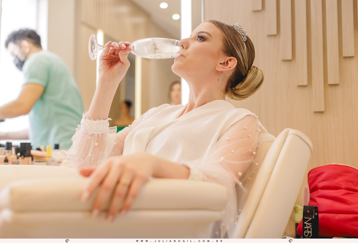 making of casamento Emanuelle e Felipe fotógrafo Juliano Gil igreja são josafat festa clube XVII madrinhas padrinhos noiva noivo prudentópolis paraná francisco beltrão rito ucraniano korovai recepção salão vip  brinde wedding bride