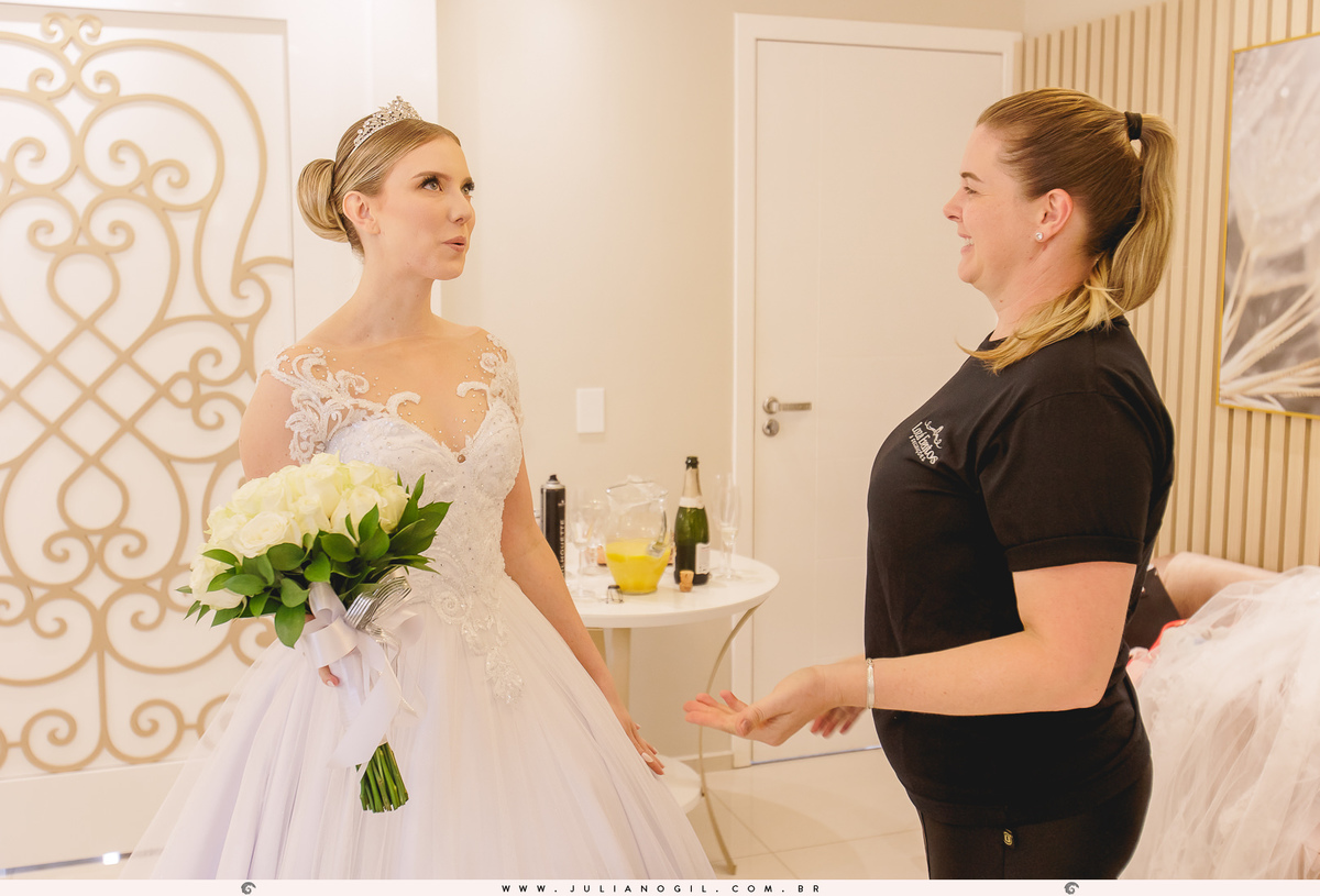 making of casamento Emanuelle e Felipe fotógrafo Juliano Gil igreja são josafat festa clube XVII madrinhas padrinhos noiva noivo prudentópolis paraná francisco beltrão rito ucraniano korovai recepção salão vip  brinde wedding bride