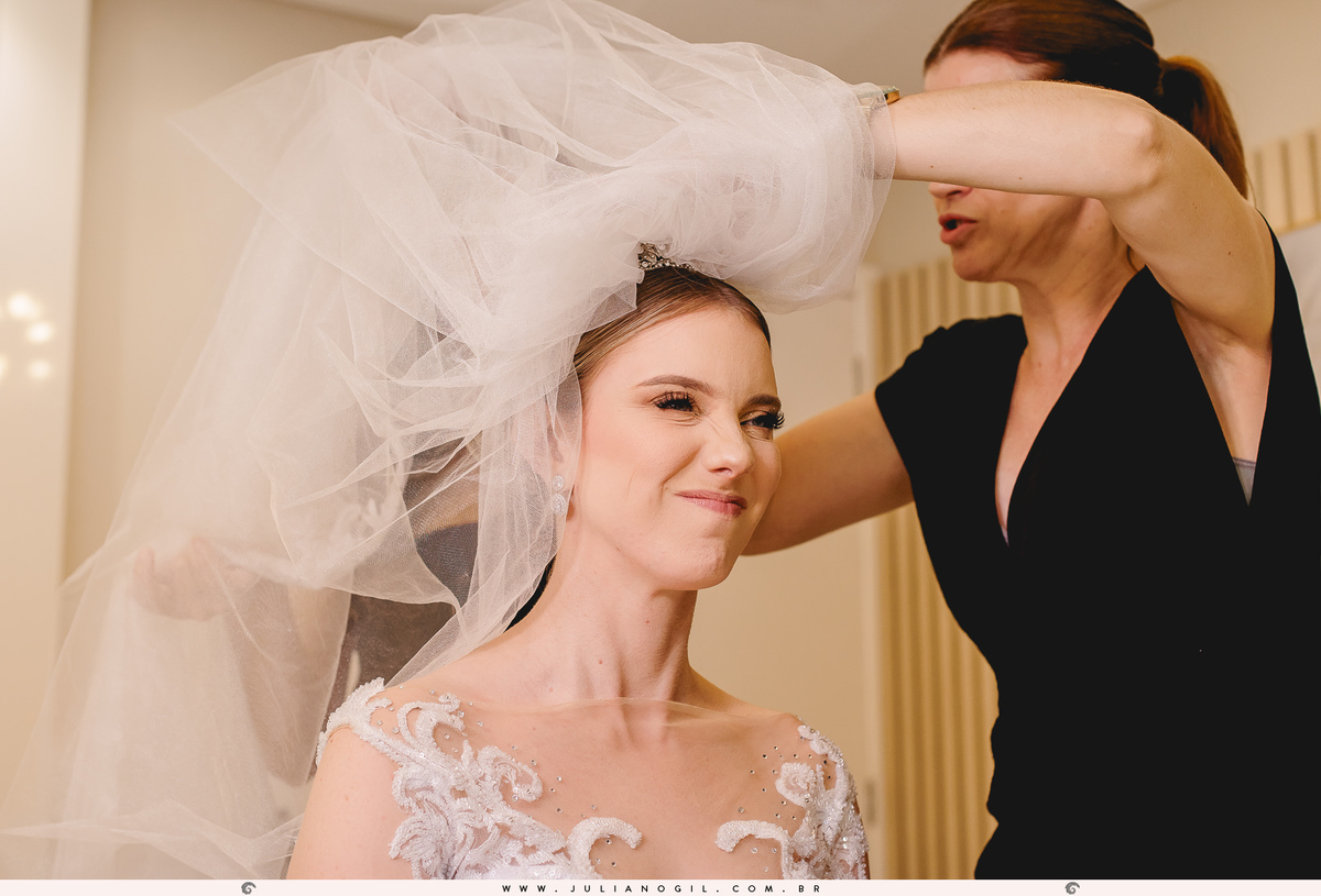 making of casamento Emanuelle e Felipe fotógrafo Juliano Gil igreja são josafat festa clube XVII madrinhas padrinhos noiva noivo prudentópolis paraná francisco beltrão rito ucraniano korovai recepção salão vip  brinde wedding bride