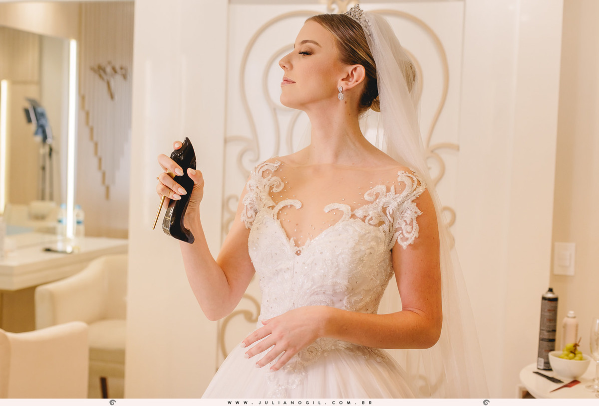 making of casamento Emanuelle e Felipe fotógrafo Juliano Gil igreja são josafat festa clube XVII madrinhas padrinhos noiva noivo prudentópolis paraná francisco beltrão rito ucraniano korovai recepção salão vip  brinde wedding bride