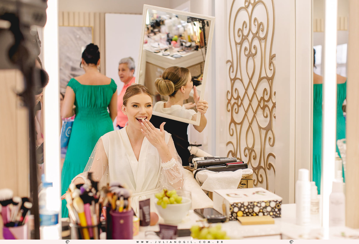 making of casamento Emanuelle e Felipe fotógrafo Juliano Gil igreja são josafat festa clube XVII madrinhas padrinhos noiva noivo prudentópolis paraná francisco beltrão rito ucraniano korovai recepção salão vip  brinde wedding bride