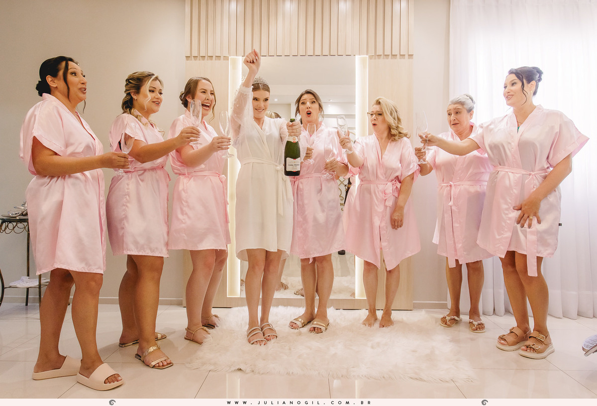 making of casamento Emanuelle e Felipe fotógrafo Juliano Gil igreja são josafat festa clube XVII madrinhas padrinhos noiva noivo prudentópolis paraná francisco beltrão rito ucraniano korovai recepção salão vip  brinde wedding bride