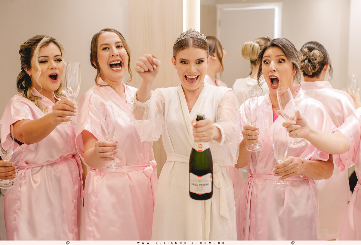 making of casamento Emanuelle e Felipe fotógrafo Juliano Gil igreja são josafat festa clube XVII madrinhas padrinhos noiva noivo prudentópolis paraná francisco beltrão rito ucraniano korovai recepção salão vip  brinde wedding bride