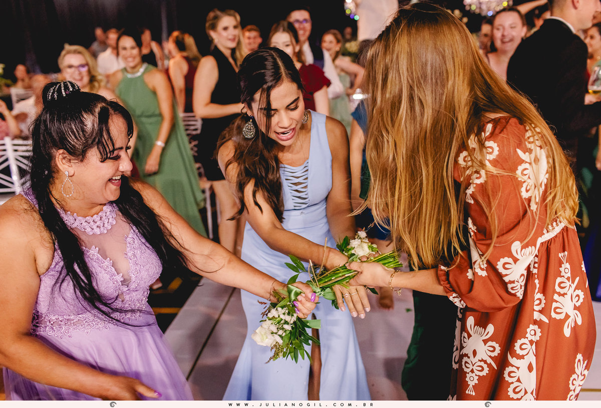 casamento Emanuelle e Felipe fotógrafo Juliano Gil igreja são josafat festa clube XVII madrinhas padrinhos noiva noivo prudentópolis paraná francisco beltrão rito ucraniano korovai recepção salão vip  brinde wedding bride decoração