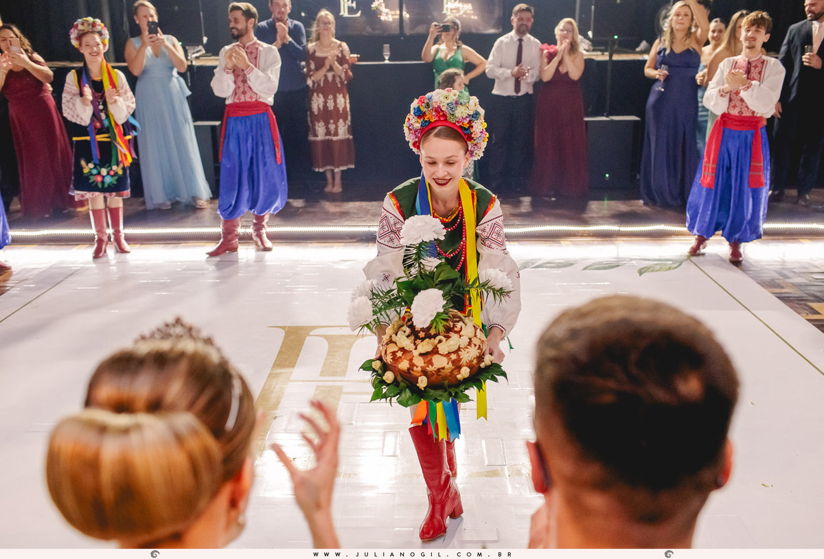 casamento Emanuelle e Felipe fotógrafo Juliano Gil igreja são josafat festa clube XVII madrinhas padrinhos noiva noivo prudentópolis paraná francisco beltrão rito ucraniano korovai recepção salão vip  brinde wedding bride decoração