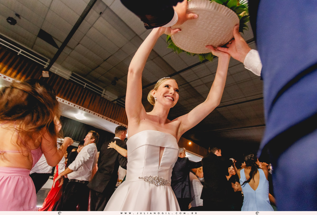 casamento Emanuelle e Felipe fotógrafo Juliano Gil igreja são josafat festa clube XVII madrinhas padrinhos noiva noivo prudentópolis paraná francisco beltrão rito ucraniano korovai recepção salão vip  brinde wedding bride decoração