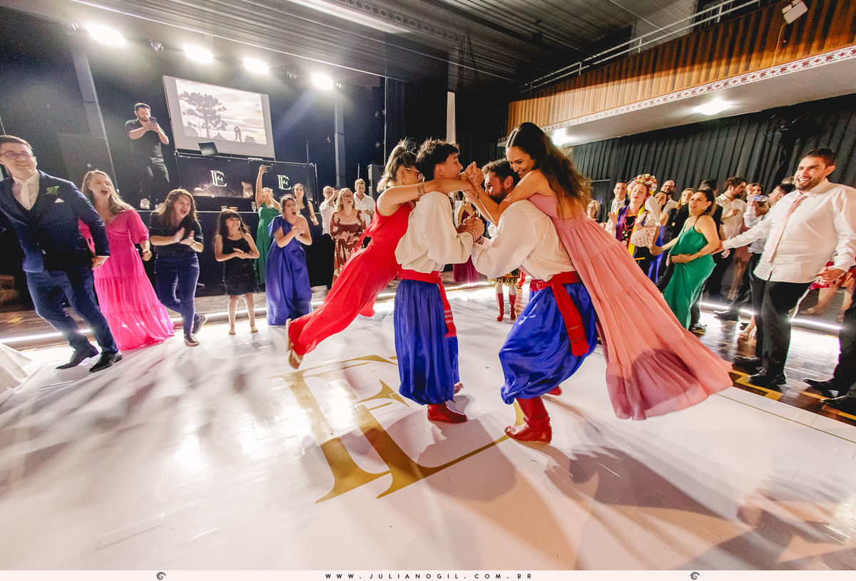 casamento Emanuelle e Felipe fotógrafo Juliano Gil igreja são josafat festa clube XVII madrinhas padrinhos noiva noivo prudentópolis paraná francisco beltrão rito ucraniano korovai recepção salão vip  brinde wedding bride decoração