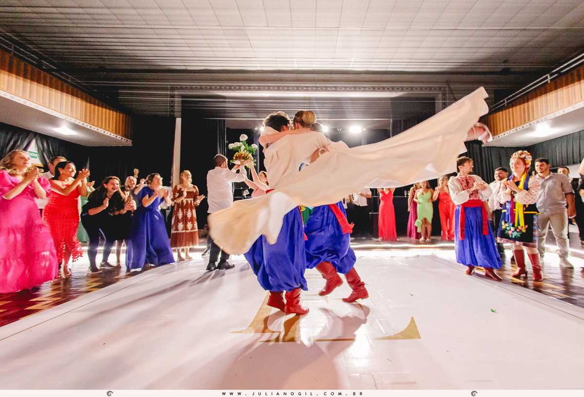 casamento Emanuelle e Felipe fotógrafo Juliano Gil igreja são josafat festa clube XVII madrinhas padrinhos noiva noivo prudentópolis paraná francisco beltrão rito ucraniano korovai recepção salão vip  brinde wedding bride decoração