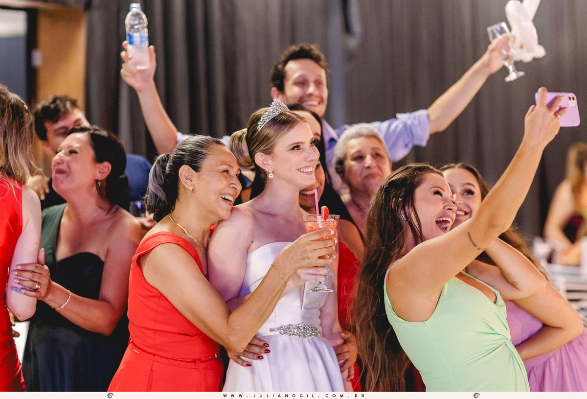 casamento Emanuelle e Felipe fotógrafo Juliano Gil igreja são josafat festa clube XVII madrinhas padrinhos noiva noivo prudentópolis paraná francisco beltrão rito ucraniano korovai recepção salão vip  brinde wedding bride decoração