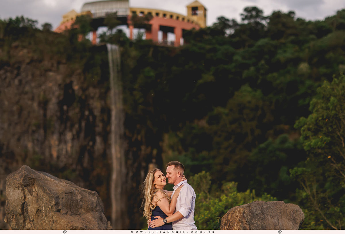 pre casamento fotografo juliano gil noiva Luiza noivo Luís Felipe curitiba paraná paço da liberdade vestido branco ornamento ensaio externo chuva parque tingui noivado irati prudentópolis ponta grossa ivaí