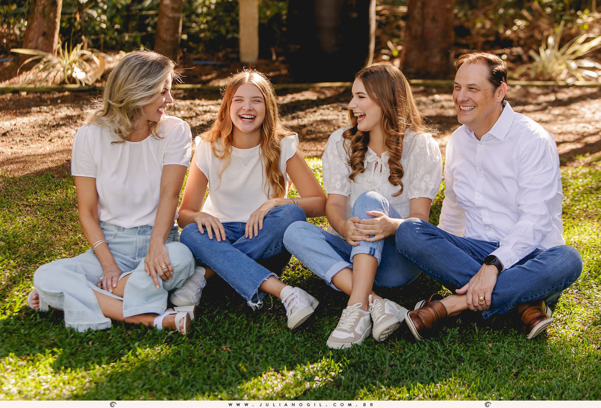 pré 15 anos aniversário debutante cristão comunidade alcance família irmã irmãos pais Laura Bertuol livros ao livre externo bosque leitura livros vestido fotografia fotógrafo Juliano Gil irati paraná ponta grossa curitiba 