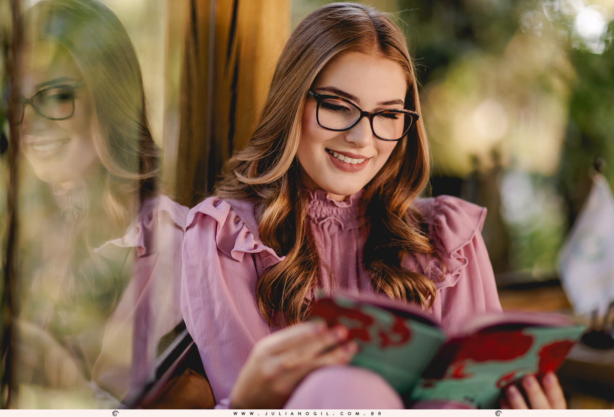 pré 15 anos aniversário debutante cristão comunidade alcance família irmã irmãos pais Laura Bertuol livros ao livre externo bosque leitura livros vestido fotografia fotógrafo Juliano Gil irati paraná ponta grossa curitiba 