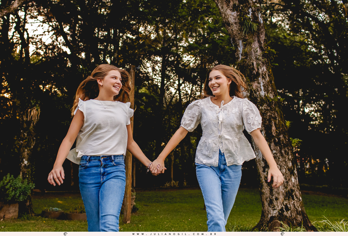 pré 15 anos aniversário debutante cristão comunidade alcance família irmã irmãos pais Laura Bertuol livros ao livre externo bosque leitura livros vestido fotografia fotógrafo Juliano Gil irati paraná ponta grossa curitiba 