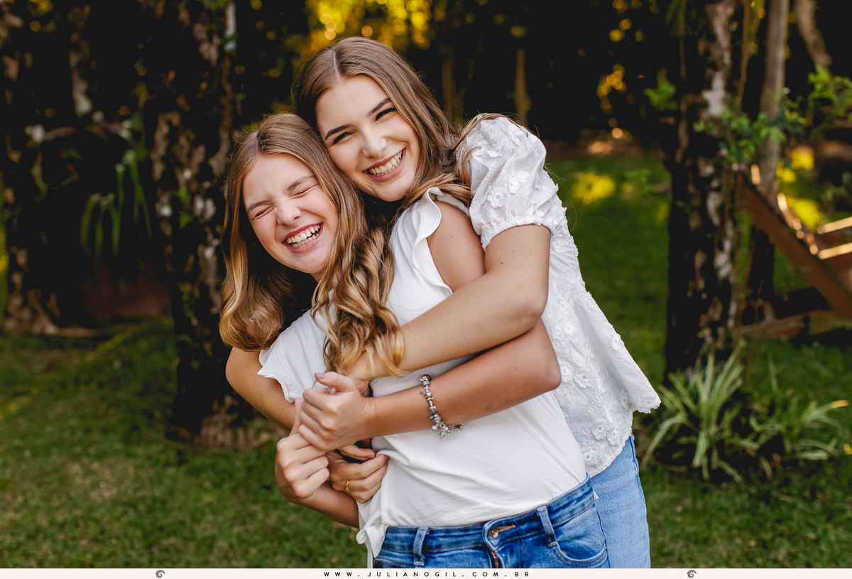 pré 15 anos aniversário debutante cristão comunidade alcance família irmã irmãos pais Laura Bertuol livros ao livre externo bosque leitura livros vestido fotografia fotógrafo Juliano Gil irati paraná ponta grossa curitiba 