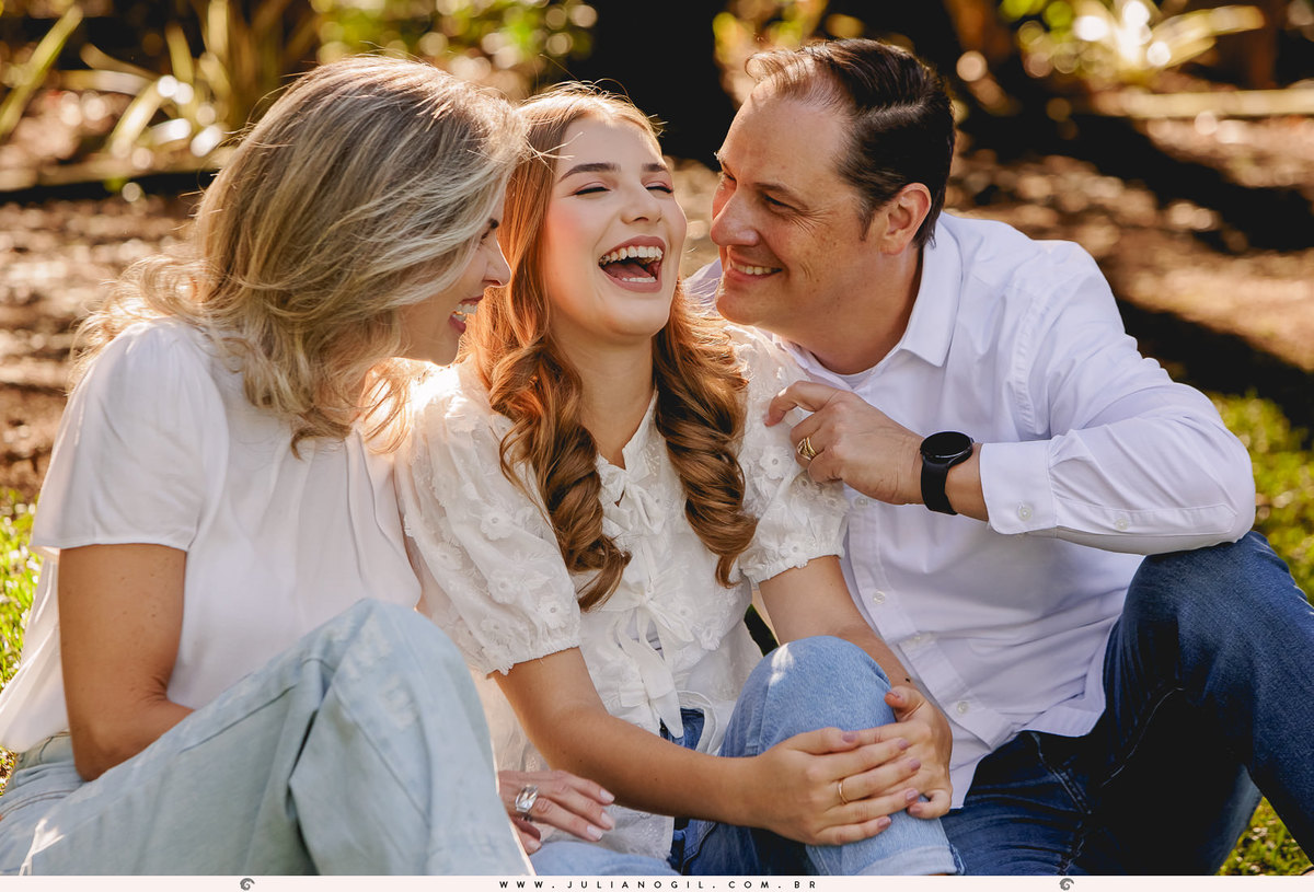 pré 15 anos aniversário debutante cristão comunidade alcance família irmã irmãos pais Laura Bertuol livros ao livre externo bosque leitura livros vestido fotografia fotógrafo Juliano Gil irati paraná ponta grossa curitiba 