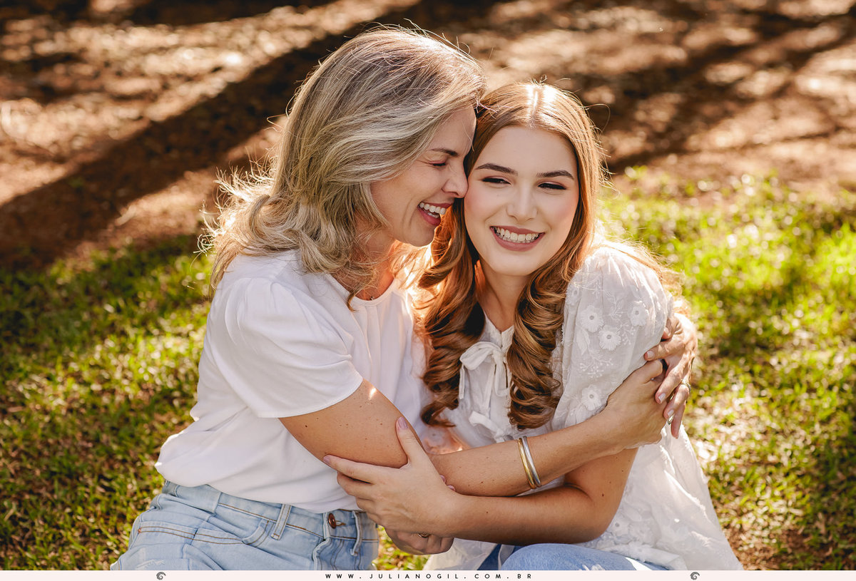pré 15 anos aniversário debutante cristão comunidade alcance família irmã irmãos pais Laura Bertuol livros ao livre externo bosque leitura livros vestido fotografia fotógrafo Juliano Gil irati paraná ponta grossa curitiba 