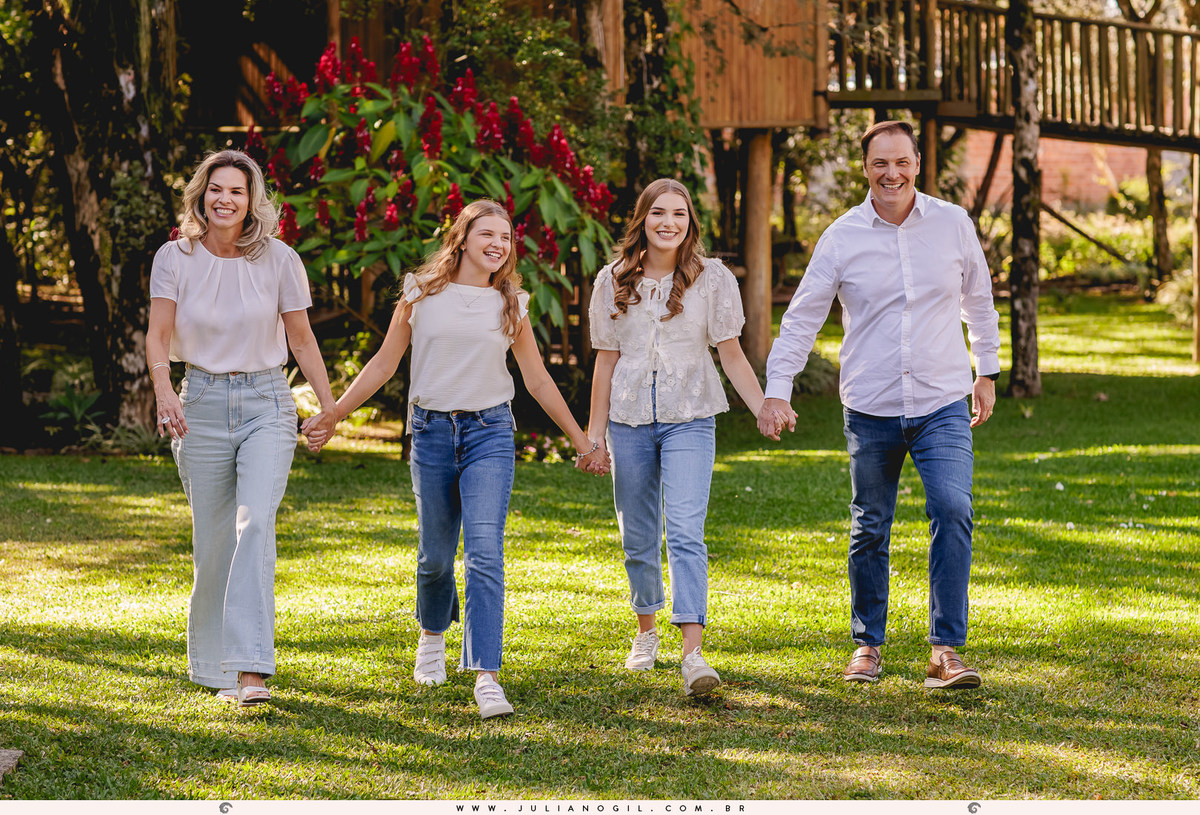 pré 15 anos aniversário debutante cristão comunidade alcance família irmã irmãos pais Laura Bertuol livros ao livre externo bosque leitura livros vestido fotografia fotógrafo Juliano Gil irati paraná ponta grossa curitiba 