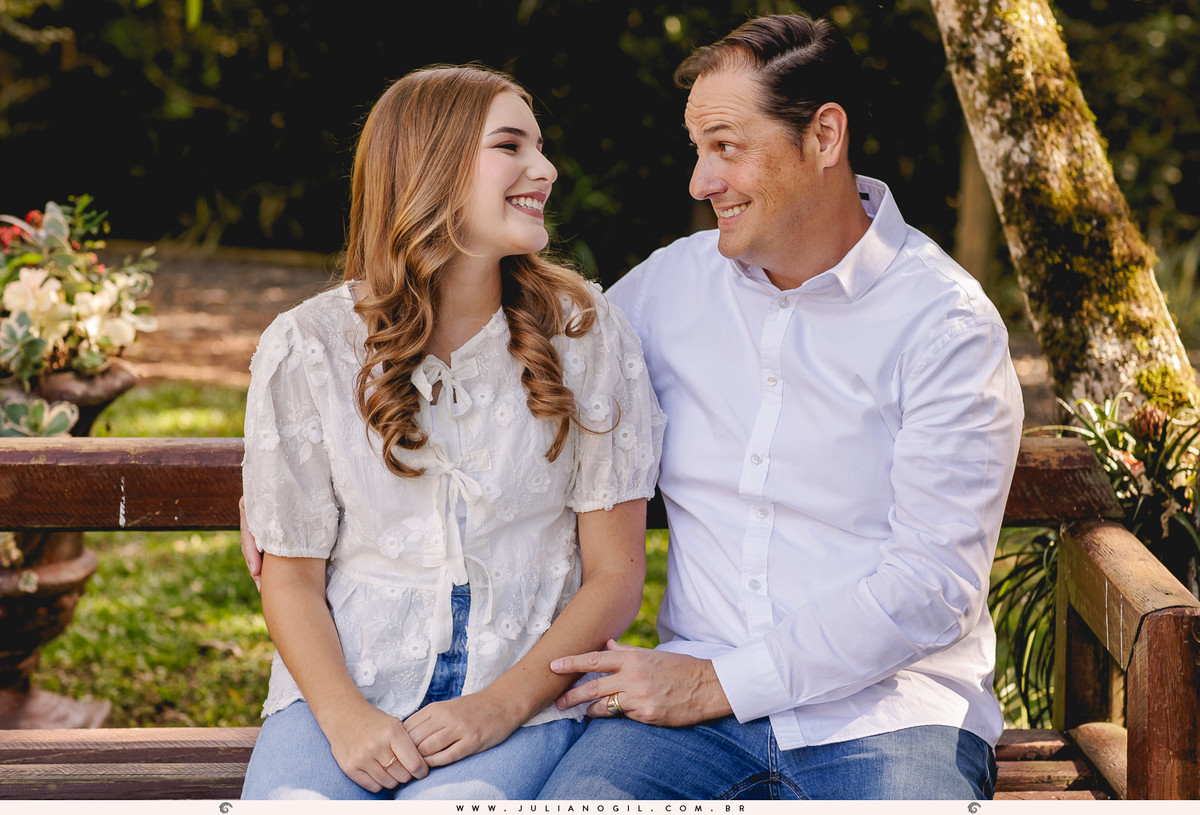pré 15 anos aniversário debutante cristão comunidade alcance família irmã irmãos pais Laura Bertuol livros ao livre externo bosque leitura livros vestido fotografia fotógrafo Juliano Gil irati paraná ponta grossa curitiba 