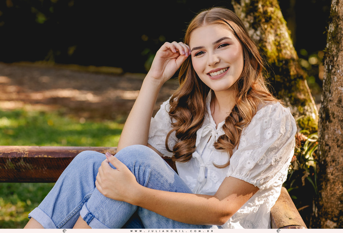pré 15 anos aniversário debutante cristão comunidade alcance família irmã irmãos pais Laura Bertuol livros ao livre externo bosque leitura livros vestido fotografia fotógrafo Juliano Gil irati paraná ponta grossa curitiba 
