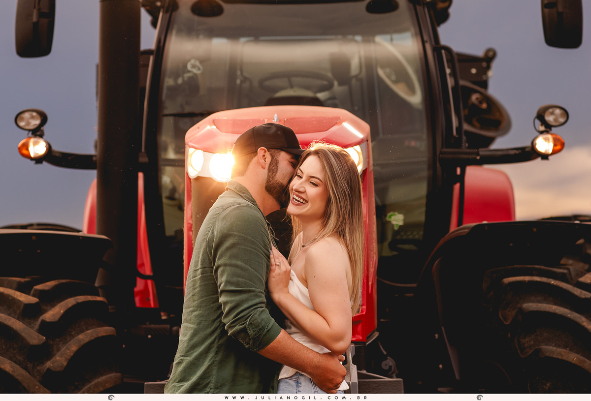 pré casamento Cristiane Gonçalves e Marcos Bortoletto fotógrafo Juliano Gil agro trator colheitadeira plantação de soja bar texano Lett's Road beira de estrada bota fotografia ensaio externo save the date irati rebouças paraná colônia Witmarsum palmeira