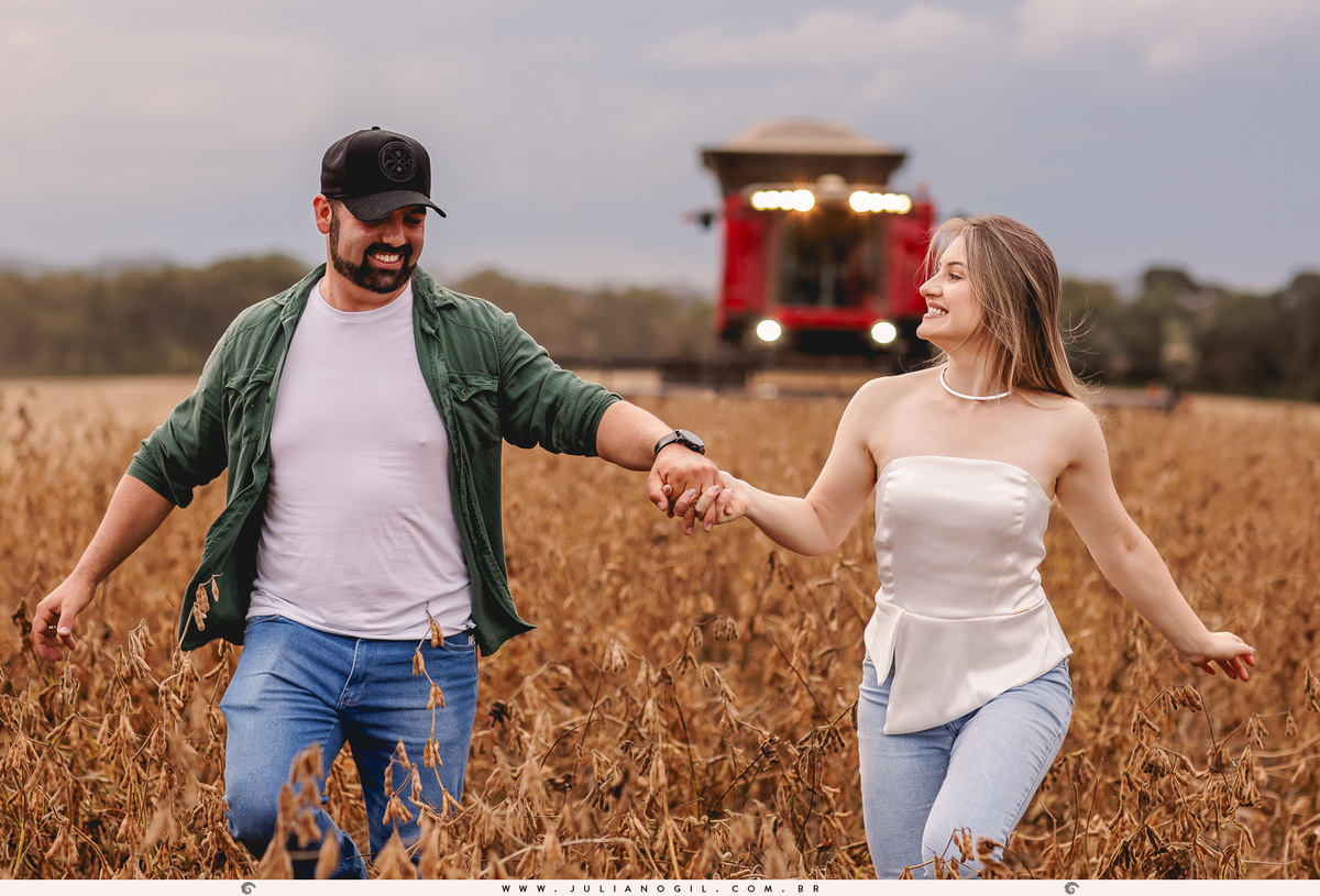 pré casamento Cristiane Gonçalves e Marcos Bortoletto fotógrafo Juliano Gil agro trator colheitadeira plantação de soja bar texano Lett's Road beira de estrada bota fotografia ensaio externo save the date irati rebouças paraná colônia Witmarsum palmeira