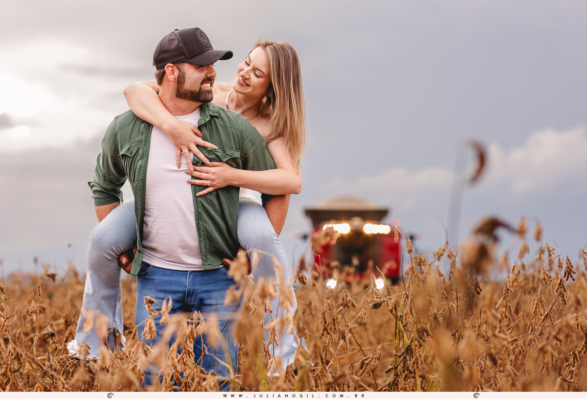 pré casamento Cristiane Gonçalves e Marcos Bortoletto fotógrafo Juliano Gil agro trator colheitadeira plantação de soja bar texano Lett's Road beira de estrada bota fotografia ensaio externo save the date irati rebouças paraná colônia Witmarsum palmeira