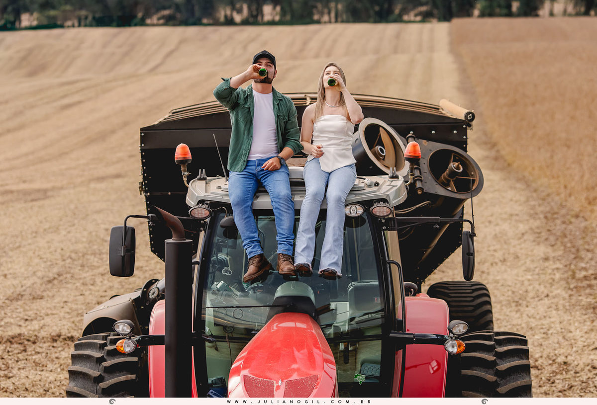 pré casamento Cristiane Gonçalves e Marcos Bortoletto fotógrafo Juliano Gil agro trator colheitadeira plantação de soja bar texano Lett's Road beira de estrada bota fotografia ensaio externo save the date irati rebouças paraná colônia Witmarsum palmeira