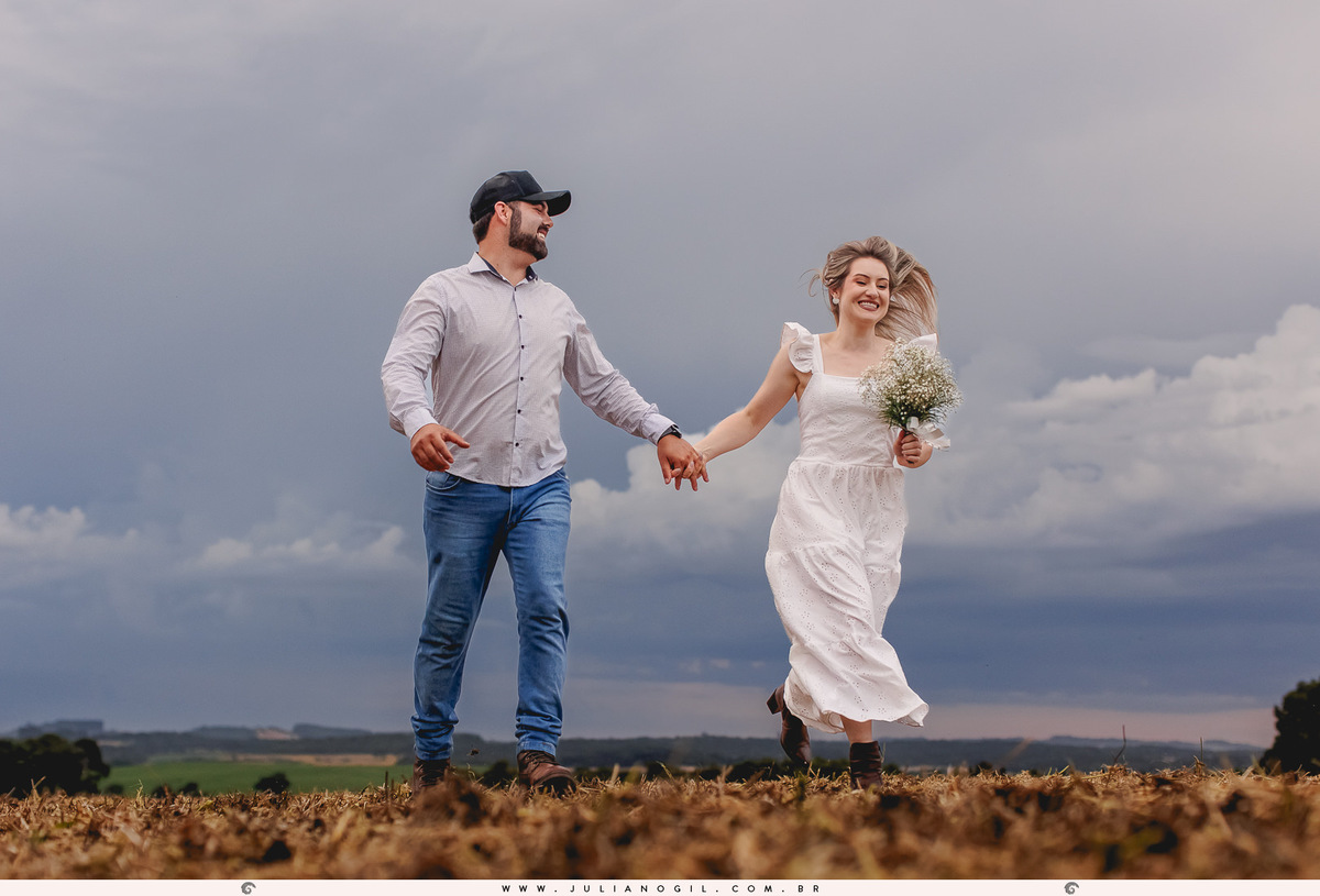 pré casamento Cristiane Gonçalves e Marcos Bortoletto fotógrafo Juliano Gil agro trator colheitadeira plantação de soja bar texano Lett's Road beira de estrada bota fotografia ensaio externo save the date irati rebouças paraná colônia Witmarsum palmeira
