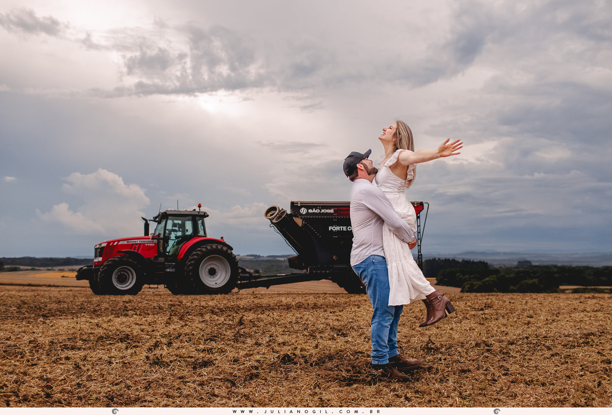 pré casamento Cristiane Gonçalves e Marcos Bortoletto fotógrafo Juliano Gil agro trator colheitadeira plantação de soja bar texano Lett's Road beira de estrada bota fotografia ensaio externo save the date irati rebouças paraná colônia Witmarsum palmeira