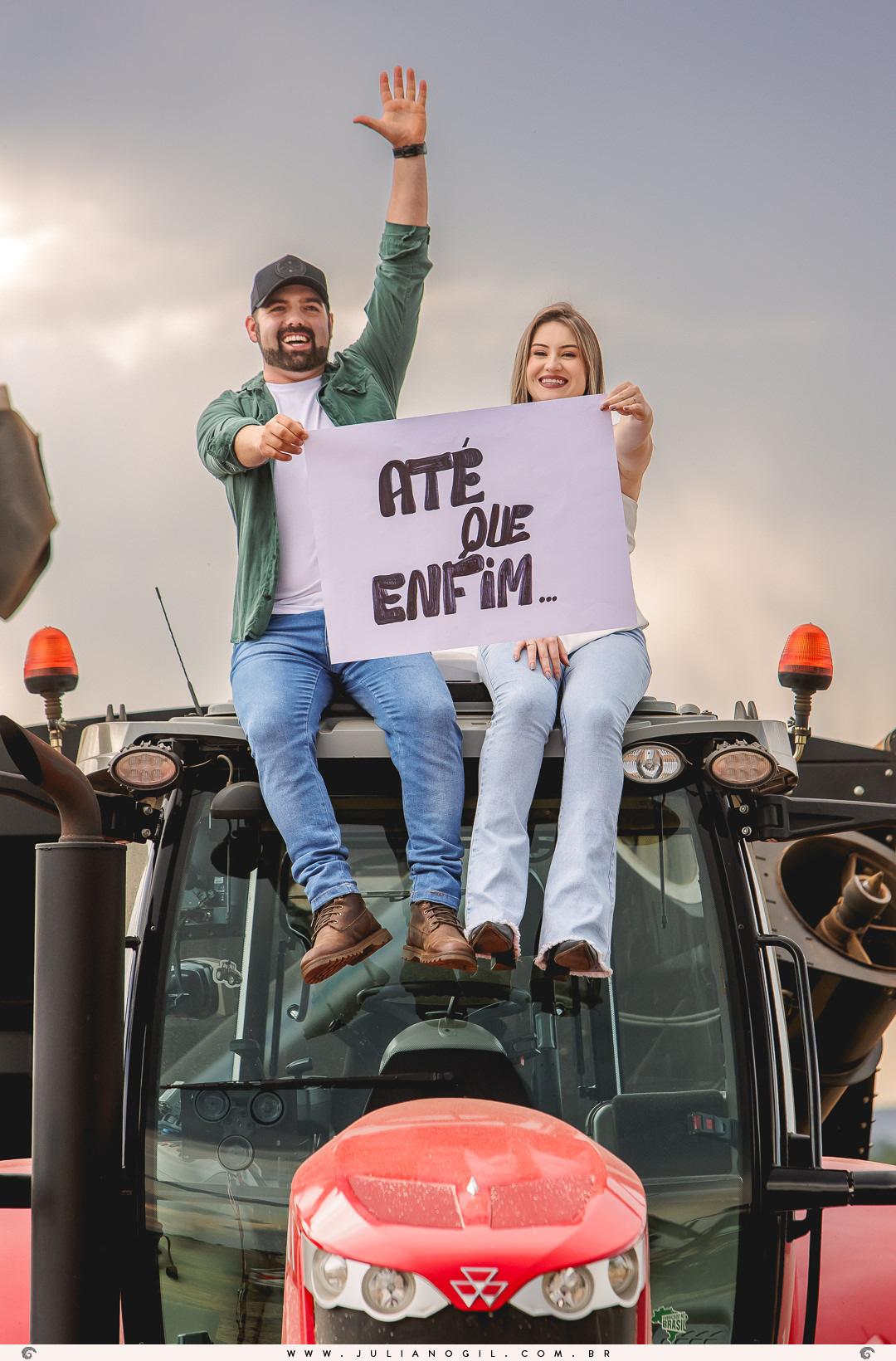 pré casamento Cristiane Gonçalves e Marcos Bortoletto fotógrafo Juliano Gil agro trator colheitadeira plantação de soja bar texano Lett's Road beira de estrada bota fotografia ensaio externo save the date irati rebouças paraná colônia Witmarsum palmeira